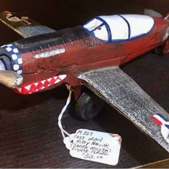 Vintage cast iron kitty hawk fighter plane (shark mouth) toy or collectible - Picture 1 of 9